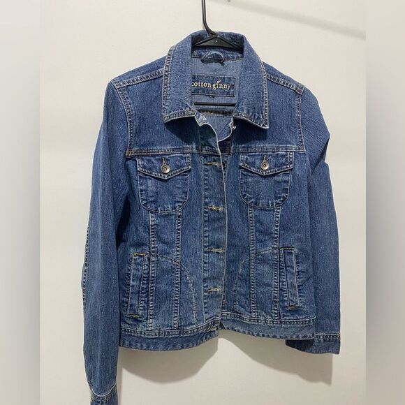 Classic Blue Jean Jacket with Fitted Silhouette - Picture 1 of 3